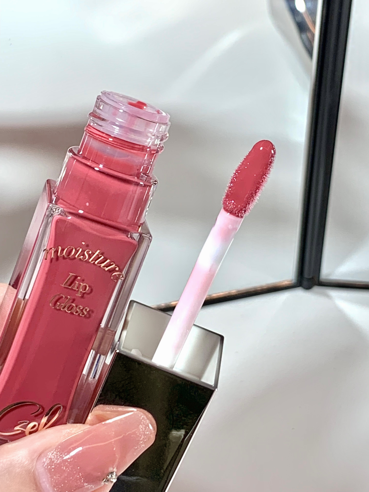 CZEL Lustrous Essence Lip Gloss